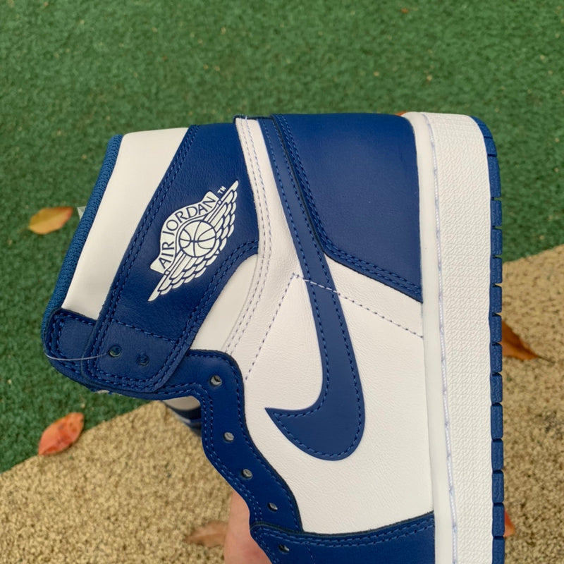 NIKE AIR JORDAN 1