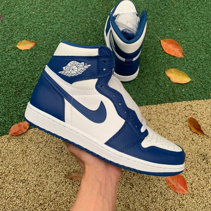 NIKE AIR JORDAN 1