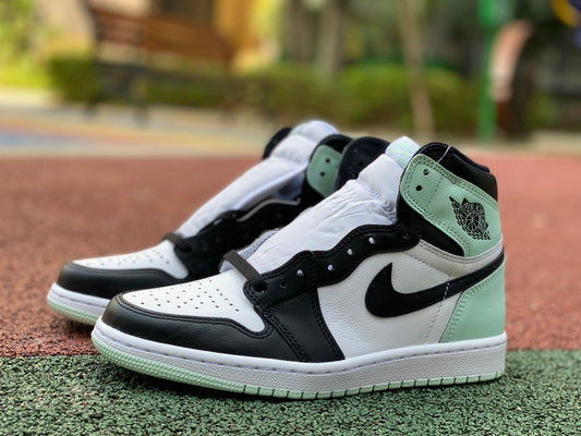 NIKE AIR JORDAN 1