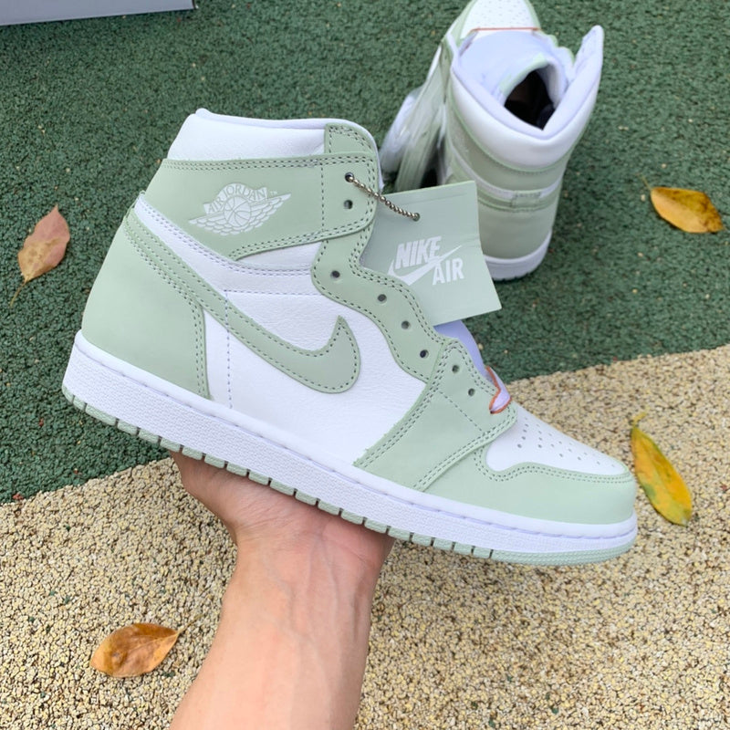 NIKE AIR JORDAN 1