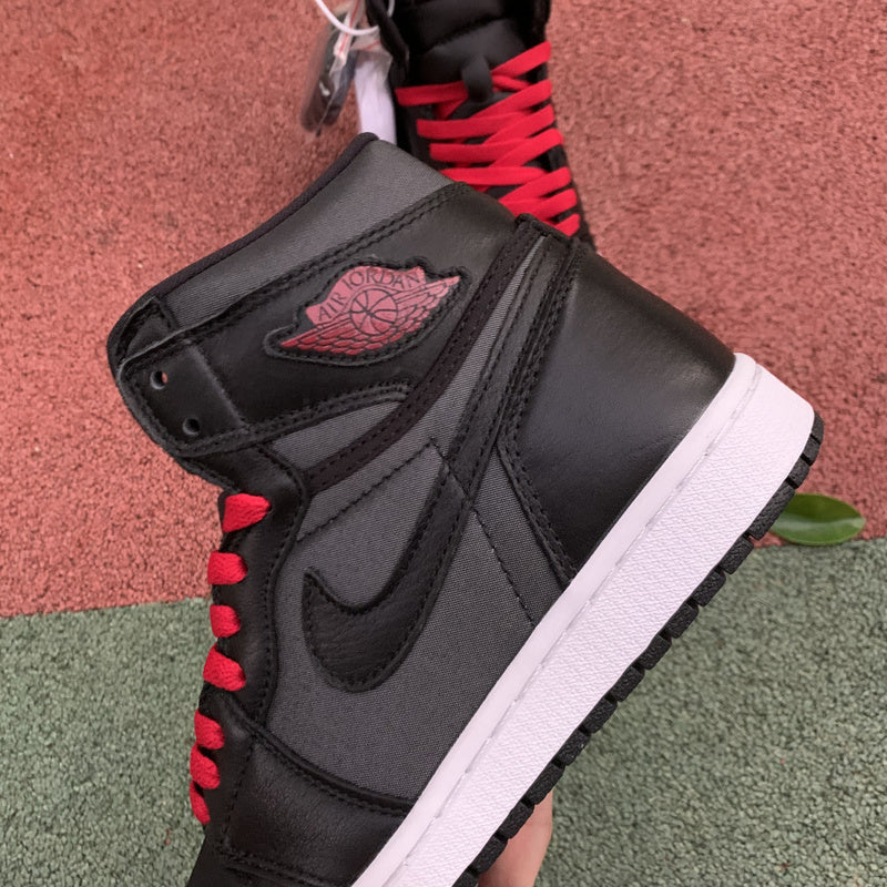 NIKE AIR JORDAN 1