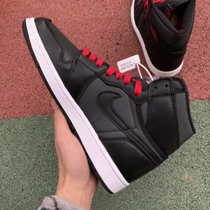 NIKE AIR JORDAN 1