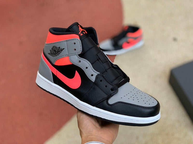 NIKE AIR JORDAN 1