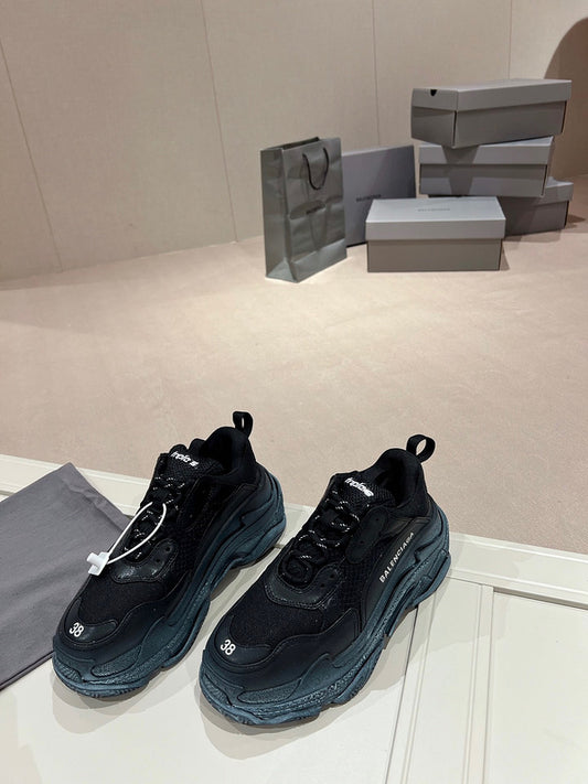 BALENCIAGA