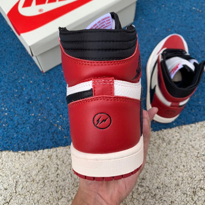 NIKE AIR JORDAN 1