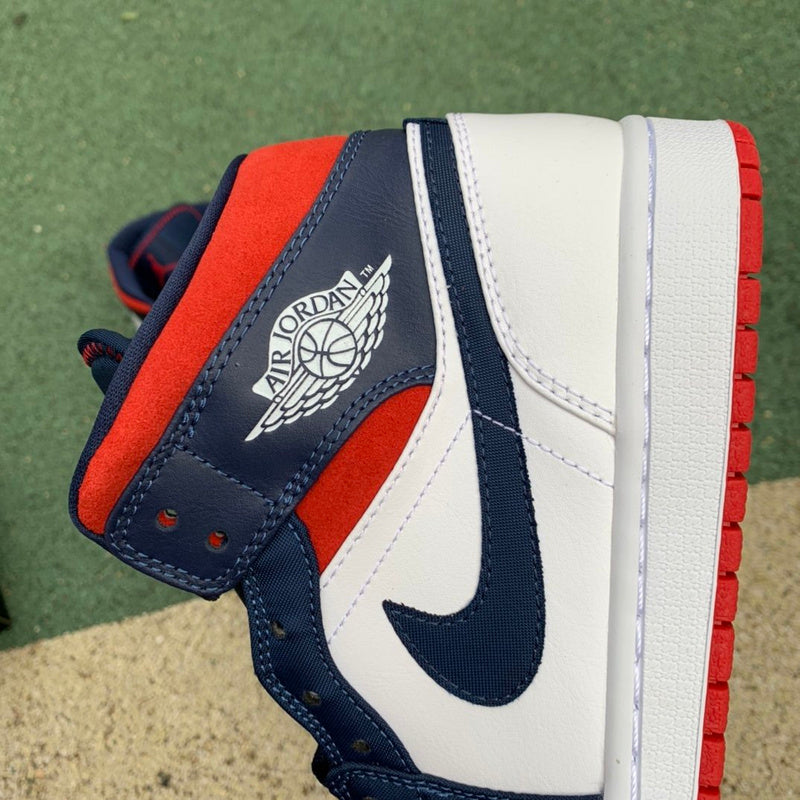 NIKE AIR JORDAN 1