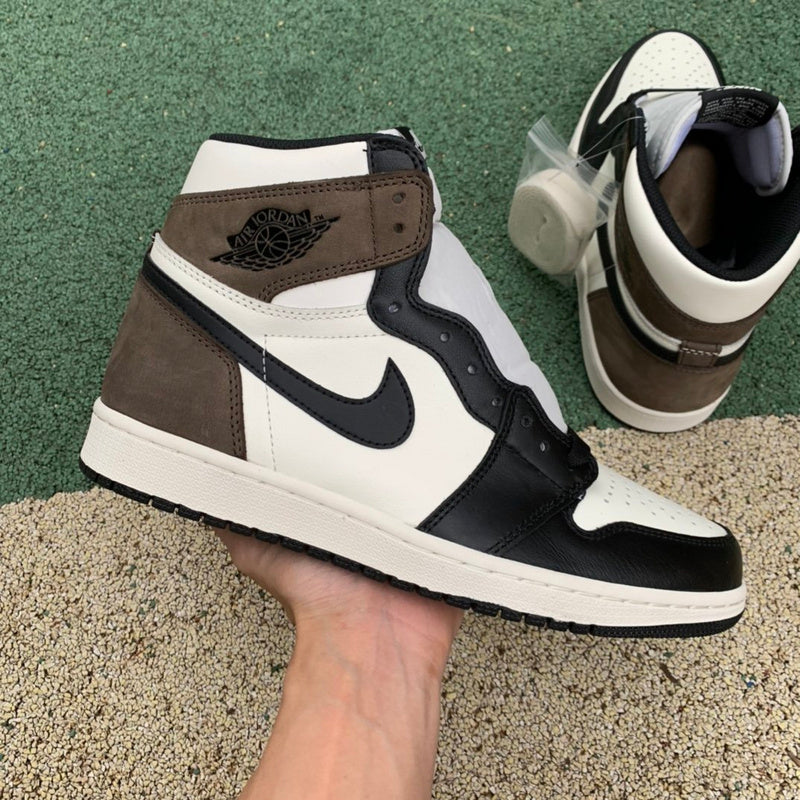 NIKE AIR JORDAN 1